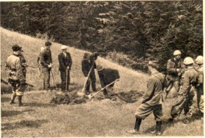 Militari italiani in Slovenia (1944) che ordinano ai prigionieri di scavarsi la fossa